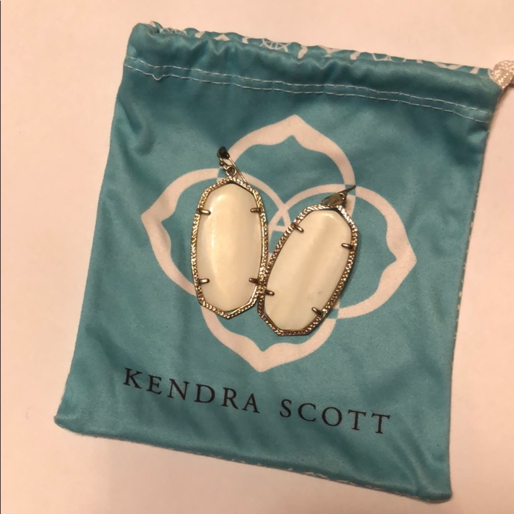 Kendra scott pearl color earrings
